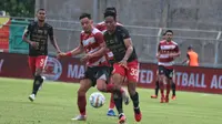 Duel perebutan bola antara pemain Madura United, Lulinha dengan bek Bali United, Andhika Wijaya dalam laga di Stadion Gelora Bangkalan, Kamis (23/11/2023). (Bola.com/Wahyu Pratama)