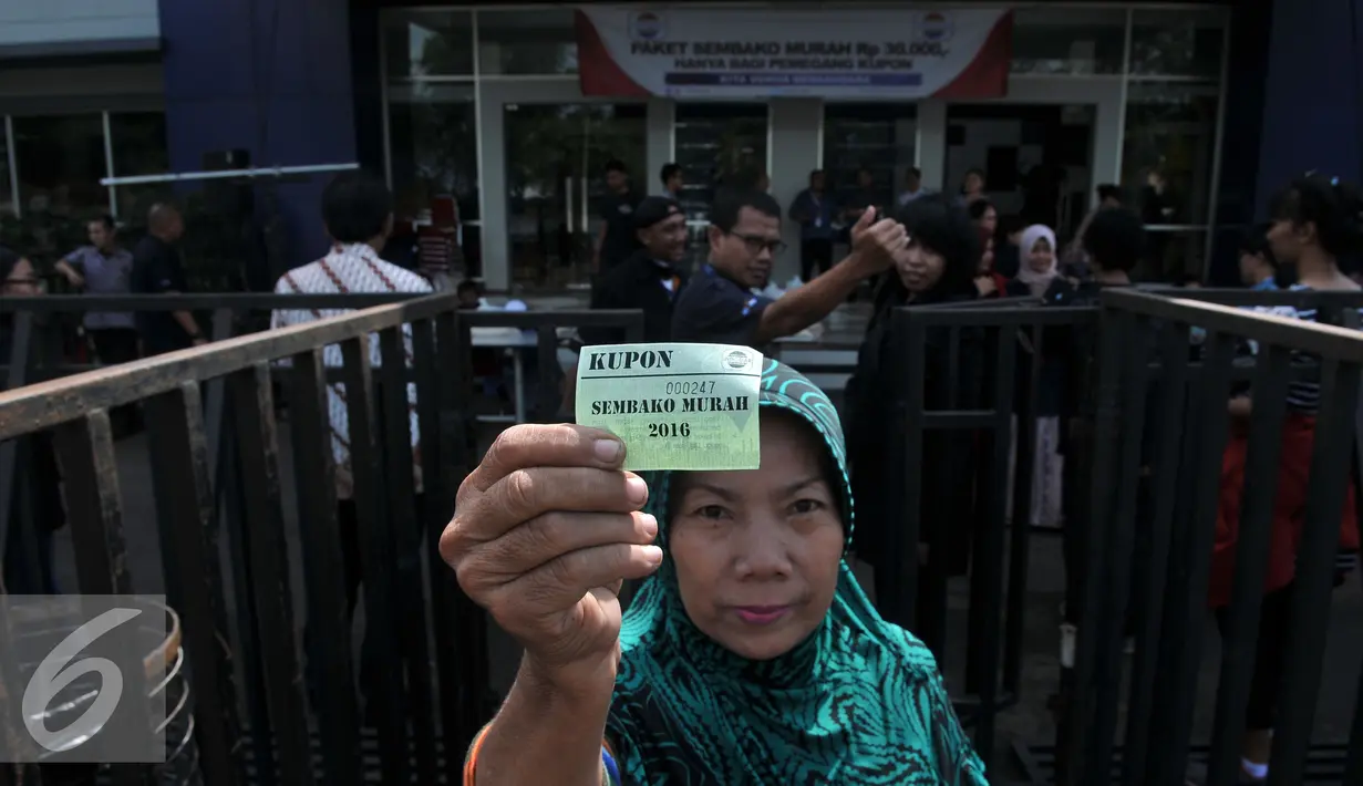 Warga menunjukan kupon Paket  Sembako Murah oleh PT Indosiar Visual Mandiri, di Studio 5 Indosiar, Jakarta, Jumat (10/6). Pembagian  Sembako Murah ini hanya di sekitaran wilayah kerja perusahaan PT Indosiar di Jalan Daan Mogot. (Liputan6.com/Johan Tallo)