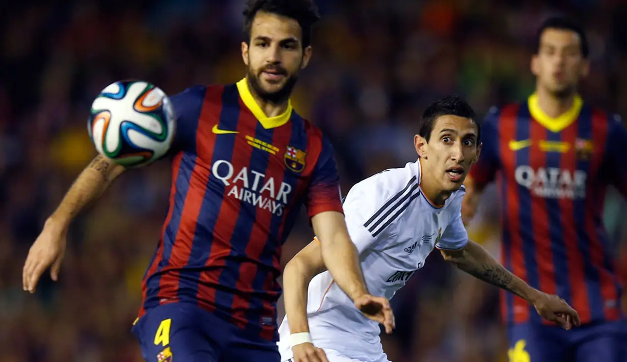 Mantan gelandang Barcelona, Cesc Fabregas (kiri) berusaha mempertahankan penguasaan bola dari pemain Real Madrid, Angel Di Maria saat berlaga di final Piala Raja, di stadion Mestalla, Valencia (17/4/2014). (REUTERS/Sergio Perez)
