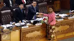 Menteri Kelautan dan Perikanan Susi Pudjiastuti (kanan) berjabat tangan dengan Wakil Ketua DPR Fadli Zon (tengah) usai menyerahkan pandangan pemerintah dalam Sidang Paripurna DPR di Gedung DPR, Jakarta, Selasa (15/3/2016). (Liputan6.com/Johan Tallo)