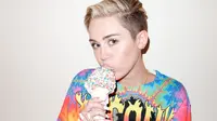 Foto Liar Miley Cyrus Disuapi Kekasih Wanita Muncul di Majalah 