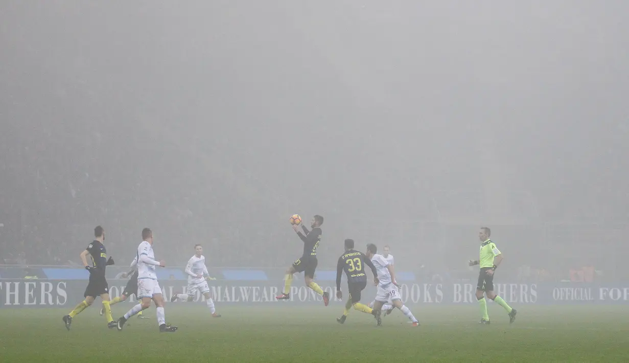 Gelandang Inter Milan, Antonio Candreva berusaha mengontrol bola saat berhadapan dengan Lazio pada pertandingan liga Italia Serie A di Stadion San Siro, Milan, (22/12). Inter Menang atas Lazio dengan skor 3-0. (REUTERS/Alessandro Garofalo)