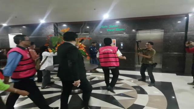 Pimpinan DPRD Sulbar kenakan rompi merah produk Kejati Sulselbar (Liputan6.com/ Eka Hakim)