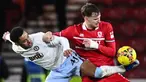 Pemain Aston Villa Jacob Ramsey (kiri) berebut bola dengan pemain Middlesbrough Rav van den Berg pada pertandingan sepak bola putaran ketiga Piala FA di Stadion Riverside, Middlesbrough, Inggris, Sabtu (6/1/2023). (Oli SCARFF/AFP)