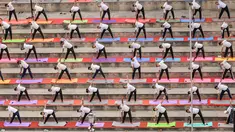 Personel Pasukan Keamanan Perbatasan (BSF) mengambil bagian dalam sesi yoga pada Hari Yoga Internasional di pos perbatasan India-Pakistan sekitar 35 Km dari Amritsar, India, Rabu (21/6/2023). (Narinder NANU/AFP)