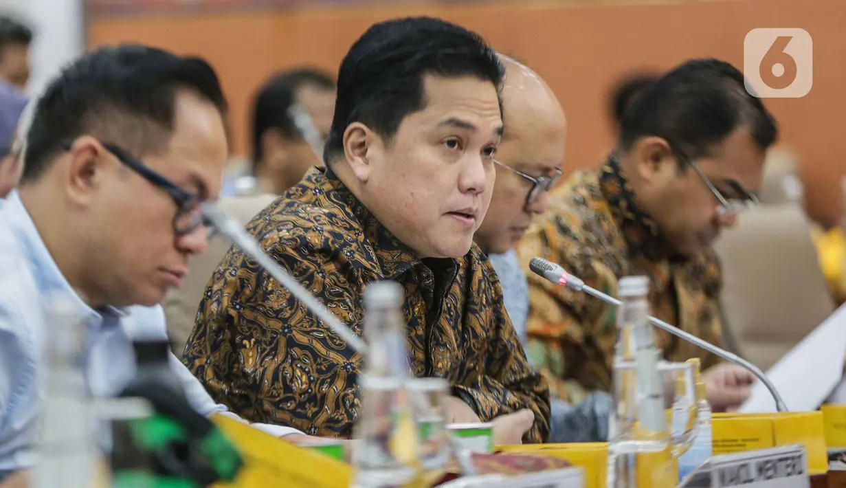 Menteri BUMN Erick Thohir menyampaikan pandangannya saat rapat kerja dengan Komisi VI DPR RI di Kompleks Parlemen, Senayan, Jakarta, Kamis (31/8/2023). (Liputan6.com/Faizal Fanani)
