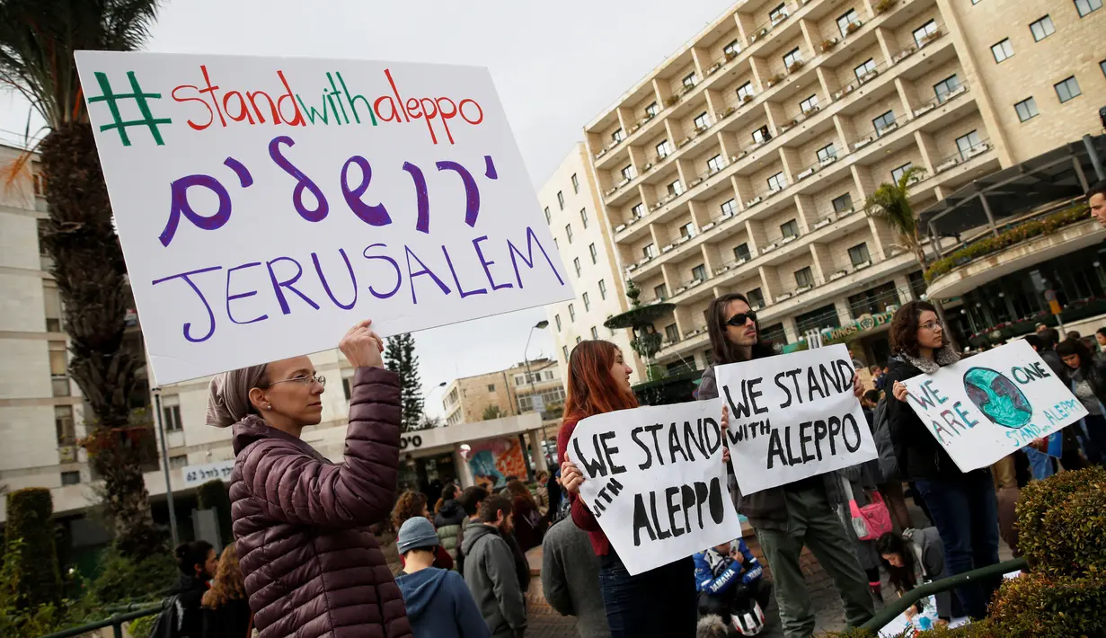 Sejumlah warga Israel menggelar unjuk rasa di depan kediaman Perdana Menteri Israel, Benjamin Netanyahu di Yerusalem, Jumat (16/12). Mereka mengaku prihatin dengan warga Aleppo di Suriah. (REUTERS / Baz Ratner)