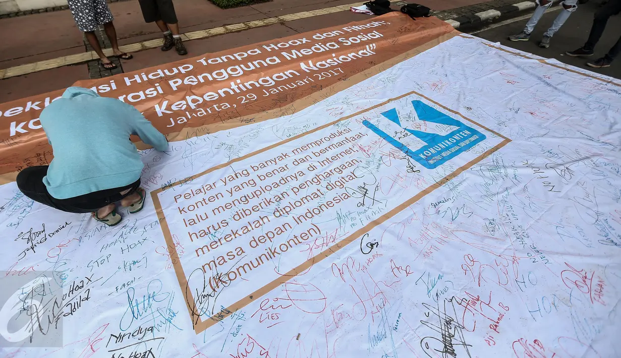 Peserta menandatangani spanduk “Deklarasi Hidup Tanpa Hoax dan Fitnah di kawasan Bundaran HI, Jakarta, Minggu (29/1). Aksi itu untuk meningkatkan kewaspadaan terhadap berita hoax dan fitnah terutama menjelang Pilkada Serentak. (Liputan6.com/Faizal Fanani)