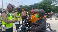 Pemeriksaan warga yang melewati penyekatan PPKM level 4 Pekanbaru oleh polisi. (Liputan6.com/M Syukur)