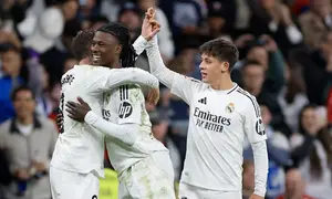 Gelandang Real Madrid asal Uruguay Federico Valverde (kiri) merayakan gol bersama gelandang Real Madrid asal Prancis Eduardo Camavinga (tengah) dan gelandang Real Madrid asal Turki Arda Guler setelah mencetak gol pertama mereka selama pertandingan sepak bola liga Spanyol antara Real Madrid CF dan Athletic Club Bilbao di Stadion Santiago Bernabeu di Madrid, pada 20 April 2025.OSCAR DEL POZO / AFP