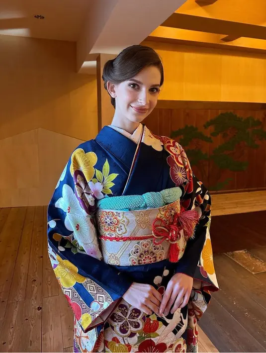 Meski berasal dari Ukraina, perempuan 26 tahun ini tetap cocok mengenakan hanbok warna biru dengan motif bunga. Lengkap dengan gaya rambut sanggul. [@karolina0824]