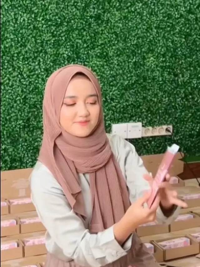 Wirda Mansur mengunggah sedang mempersiapkan THR (https://www.instagram.com/p/CcEH_IShHnL/)