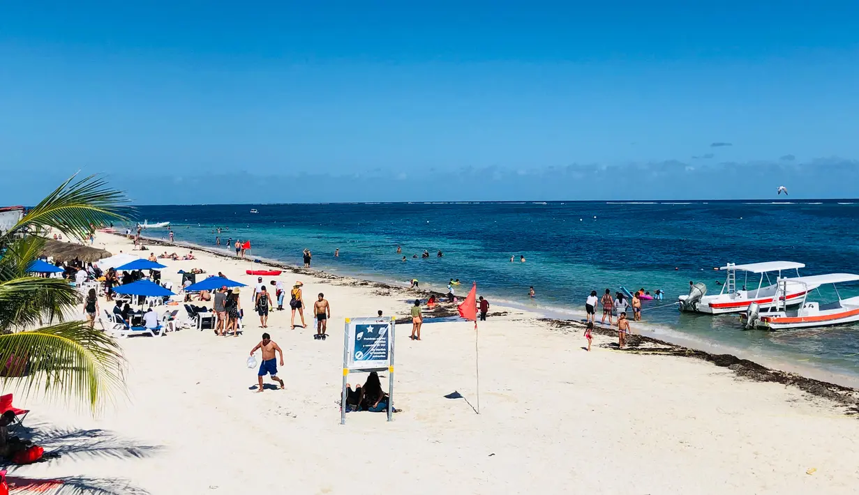 Suasana pantai di Puerto Morelos, negara bagian Quintana Roo, Meksiko (14/2). Puerto Morelos dibagi oleh jalan raya dan rawa bakau menjadi tiga bagian. (AFP Photo/Daniel Slim)