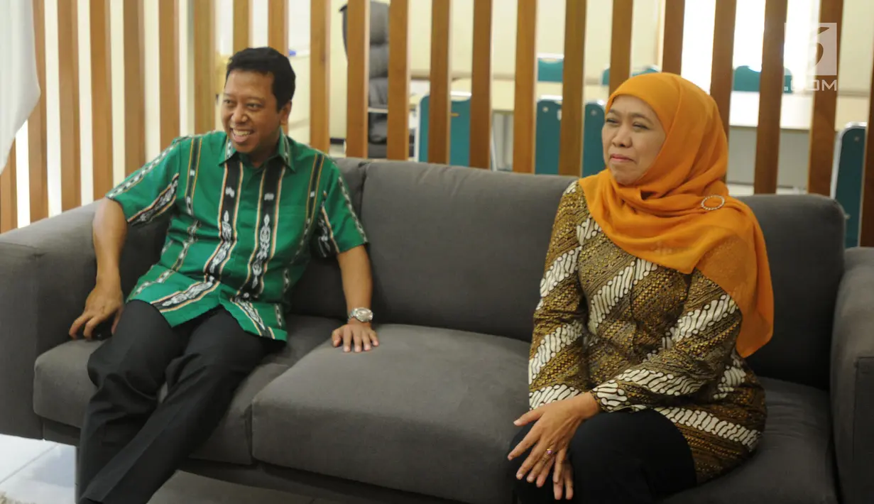 Calon Gubernur Jawa Timur Khofifah Indar Parawansa (kanan) berbincang dengan Ketum PPP Romahurmuziy (kiri) di Kantor DPP PPP, Jakarta, Senin (9/7). Khofifah mendapat ucapan selamat atas kemenangannya di Pilkada Jatim. (Merdeka.com/Arie Basuki)