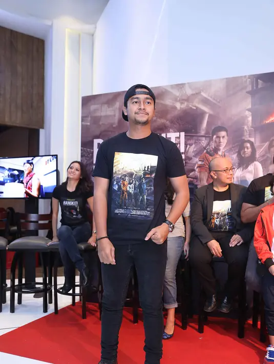 "Iya, ini film tersusah gue, bukan hanya dari segi teknis, tapi juga penokohan, tapi teraman. Karena kalau kita bicara teknis, adegan-adegan di jalan, air, semua aman," kata Deva Mahenra di Plaza Senayan, Jakarta, Senin (18/7). (Nurwahyunan/Bintang.com)