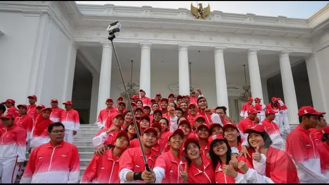  Tongsis (Tongkat Narsis),  semua orang Indonesia pasti akrab dengan barang ini, ketenarannya bahkan mendunia. Tak heran, jika tahun 2014 lalu tongsis masuk majalah TIME. Lebih kerennya lagi tongkat ajaib yang bikin eksis ini ternyata berasal dari Indones