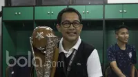 Pelatih Arema FC, Aji Santoso, merayakan gelar perdananya sebagai pelatih Singo Edan dengan meraih trofi Piala Presiden 2017. (Bola.com/Vitalis Yogi Trisna)