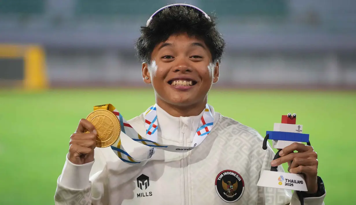 Atlet lari gawang putri Indonesia, Dina Aulia berpose saat upacara pemberian medali untuk final lari gawang 100 meter putri di SEA Games ke-33 di Bangkok, Thailand, Jumat 12 Desember 2025. Indonesia mendominasi 100 meter lari gawang putri SEA Games 2025 Thailand. (AP Photo/Achmad Ibrahim)