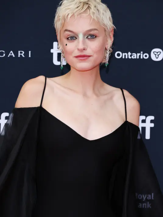 Emma Corrin menghadiri pemutaran perdana film "My Policeman" selama Festival Film Internasional Toronto 2022 di Teater Princess of Wales di Toronto, Ontario (11/9/2022). Emma memakai tampilan riasan hijau yang unik. (Amy Sussman/Getty Images/AFP)