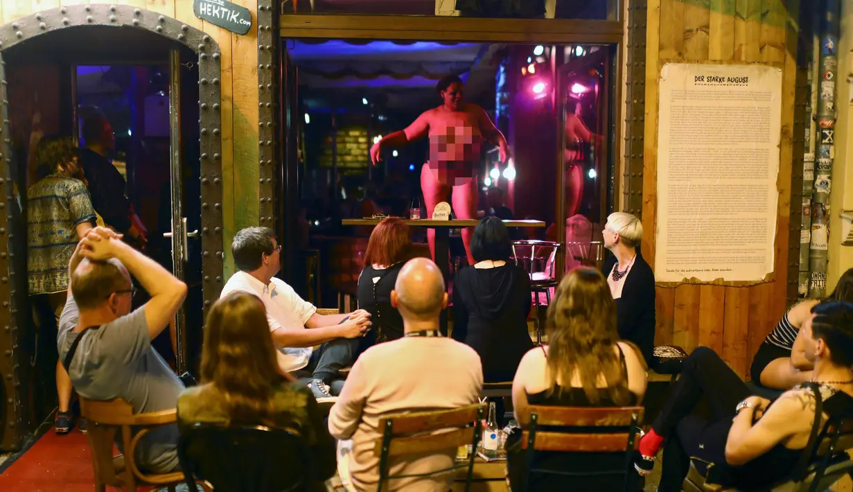 Pengunjung menikmati tontonan parodi yang ditampilkan Bar Zum starken August di Berlin, Jerman, (27/8). Bar ini mempunyai acara "porn karaoke". (REUTERS/Hannibal Hanschke)
