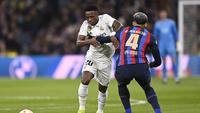 Bek Barcelona, Ronald Araujo mencoba menghadang winger Real Madrid, Vinicius Junior pada leg pertama semifinal Copa Del Rey, 2 Maret 2023. (AFP/Oscar Del Pozo)