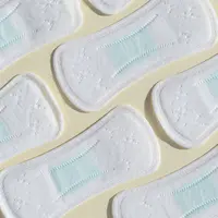 anak perempuan sedang memegang pembalut. sumber foto: pinterest.