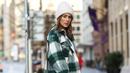 Tampilan dengan atasan flanel yang klasik juga bisa dipadu dengan busana luar ruangan, seperti chunky boots, loose-fitting denim, dan knit beanie. Foto: Purewow.