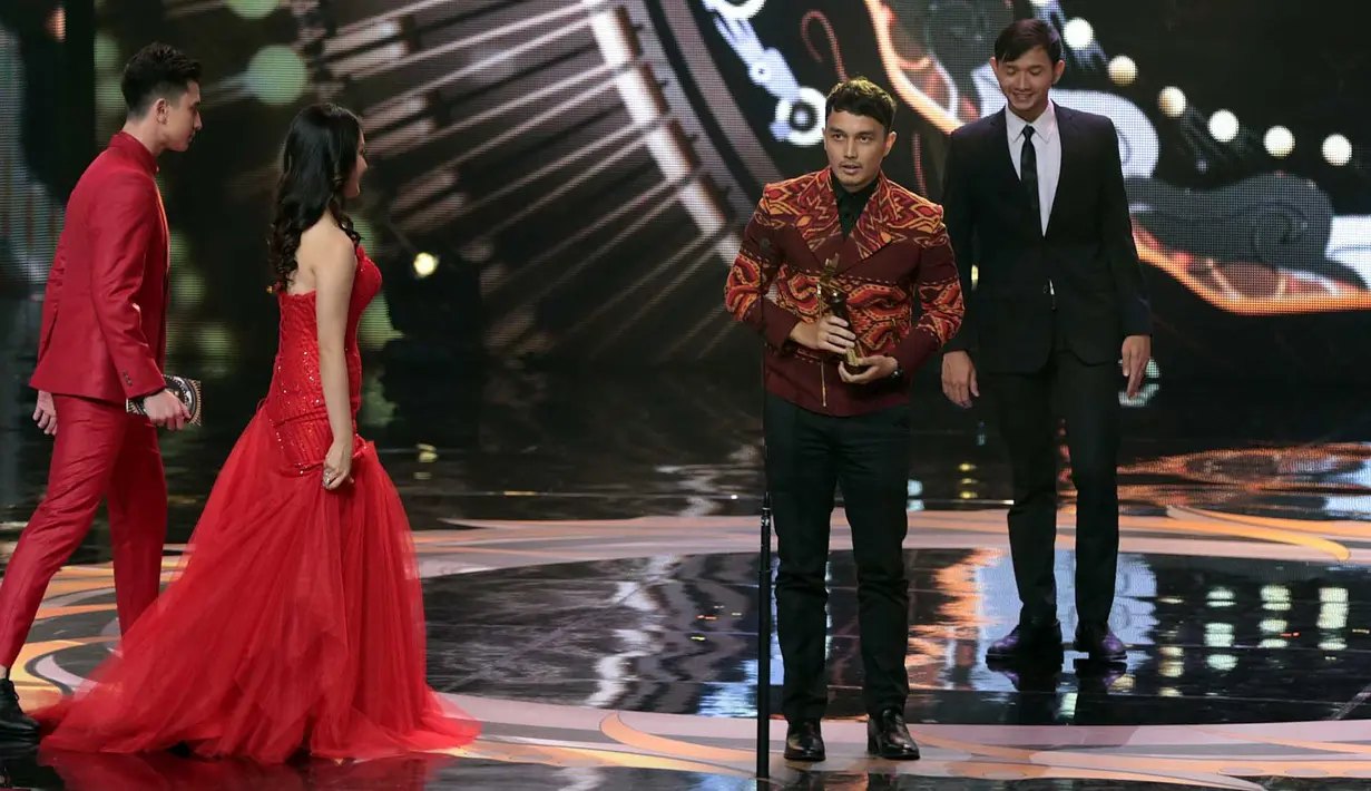 Pemeran Dimas Aditya untuk pertama kalinya meraih penghargaan sebagai Pemeran Pria Terpuji Film Televisi. Ia berhasil meraih berkat peran dalam film televisi Bukan Tanah Air Beta. (Deki Prayoga/Bintang.com)