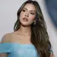 Kali ini, sang diva hadir bak Cinderella modern dalam balutan gaun biru berkilau yang memancarkan aura elegan sekaligus dreamy. [@itsfrankywu].