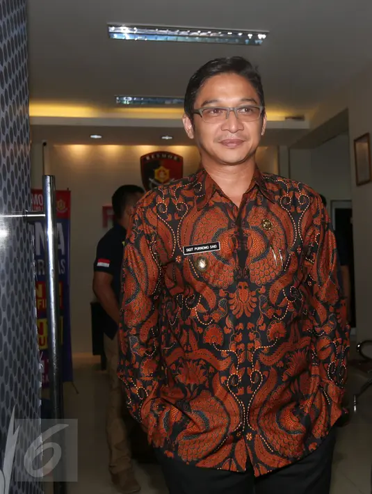 Wakil Wali Kota Palu, Sulawesi Tengah, Sigit Purnomo (Pasha Ungu) menyambangi gedung Resmob Polda Metro Jaya, Jakarta, Rabu (14/9). Pasha mengaku hanya mengantar undangan HUT Kota Palu. (Liputan6.com/Herman Zakharia)