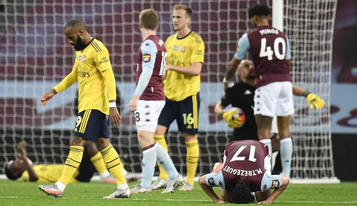 Pemain Aston Villa Trezeguet (17) melakukan sujud usai menghadapi Arsenal pada pertandingan Liga Premier Inggris di Villa Park, Birmingham, Inggris, Selasa (21/7/2020). Aston Villa menang 1-0. (AP Photo/Peter Powell, Pool)