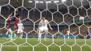 Pemain Prancis Karim Benzema mencetak gol ke gawang Swiss pada pertandingan babak 16 besar Euro 2020 di Stadion National Arena, Bucharest, Rumania, Selasa (29/6/2021). Swiss menyingkirkan Prancis usai menang 5-4 (3-3). (AP Photo/Vadim Ghirda)