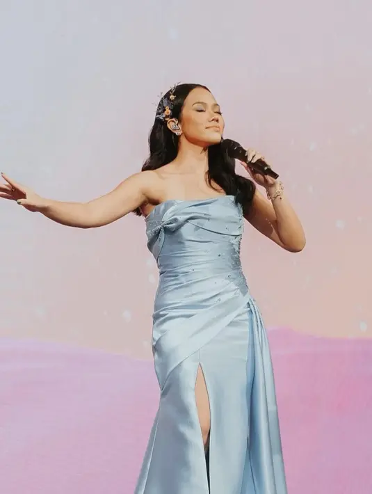 Yura juga percaya diri mengenakan gaun off shoulder warna baby blue yang memperlihatkan ketiaknya. Credit: (@yurayunita)