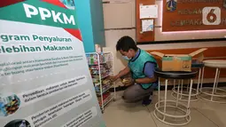 Donasi ini merupakan kampanye ‘Towards Zero Food Waste’ bertajuk gerakan #MakanTanpaSisa, untuk mengurangi Food Waste. Kolaborasi Bank DBS Indonesia dan Surplus Indonesia menghadirkan program Food Sharing dengan mengumpulkan makanan berlebih dari karyawan DBS Indonesia. (Liputan6.com/Fery Pradolo)