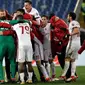 Para pemain AC Milan merayakan kemenangan atas AS Roma pada laga pekan ke-26 Serie A di Stadion Olimpico, Senin (26/2). AC Milan yang bertindak sebagai tamu menang 2-0 atas tuan rumah AS Roma. (AP/Alessandra Tarantino)