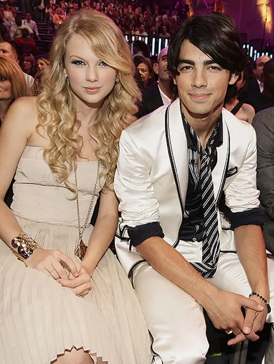 Taylor Swift hanya butuh sekitar tiga bulan (Juli hingga Oktober 2008) menjalin kasih dengan Joe Jonas. Melalui sambungan telpon 17 detik, Joe memutuskan hubungannya dengan Taylor. Kemarahan Taylor diungkapkan dalam lagu Last Kiss. (Istimewa)