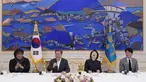 Presiden Korea Selatan Moon Jae-in mengundang sutradara Bong Joon Ho dan pemain serta tim film Parasite untuk makan siang di Blue House, Seoul, Kamis (20/2/2020). Presiden Moon mengundang Sutradara Bong Joon Ho dan seluruh tim untuk merayakan kemenangan Parasite di Oscar 2020. (KIM HONG-JI/AFP)