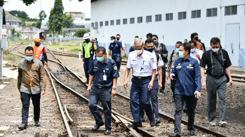 Kepala BPH Migas M Fanshurullah Asa, Anggota Komite BPH Migas Jugi Prajogio beserta tim melakukan kunjungan kerja ke Kantor PT KAI DAOP 2 Bandung. (Dok BPH Migas)