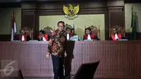 Mantan Ketua DPD Irman Gusman seusai berbincang dengan Hakim Ketua saat menjalani sidang perdana di Pengadilan Tipikor Jakarta, Selasa (8/11). Agenda sidang adalah pembacaan dakwaan oleh jaksa penuntut umum. (Liputan6.com/Johan Tallo)