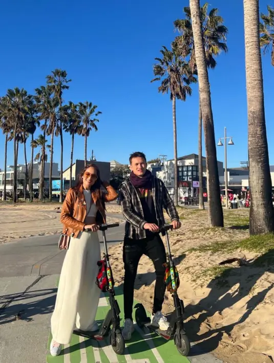 Liburan bareng di California, Cinta dan Arya tampak kenakan layering outfitnya. [Foto: IG/claurakiehl].