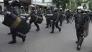 Aparat kepolisian membubarkan pengunjuk rasa di Kawasan Thamrin, Jakarta Pusat, Selasa (13/10/2020). Unjuk rasa  menolak Omnibus Law Undang-Undang Cipta Kerja tersebut ricuh. (merdeka.com/Imam Buhori)