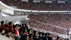 Suasana suporter memenuhi tribun saat menyaksikan laga Timnas Indonesia vs Argentina pada FIFA Matchday 2023 di Stadion Utama Gelora Bung Karno, Jakarta, Senin (19/6/2023). (Bola.com/Muhammad Iqbal Ichsan)