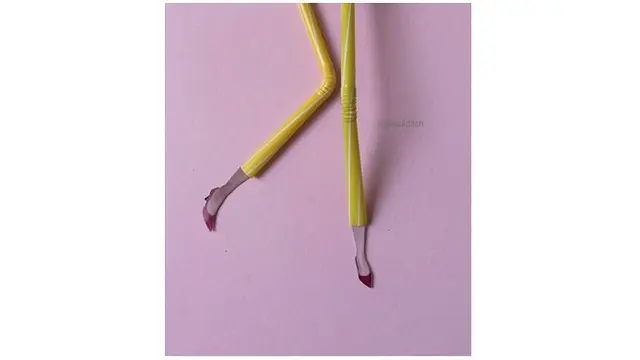 Tak terduga ia menggabungkan sedotan dengan sketsa, terlihat seperti celana pensil.