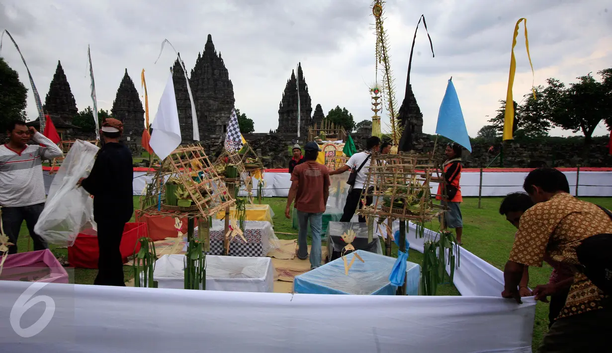 Warga mempersiapkan perlengkapan upacara Tawur Agung Kesanga di Candi Prambanan, Senin (7/3/2016). Tawur Agung Kesanga akan diselenggarakan 8 Maret, sehari sebelum perayaan Nyepi Tahun Baru Saka. (Foto: Boy Harjanto)