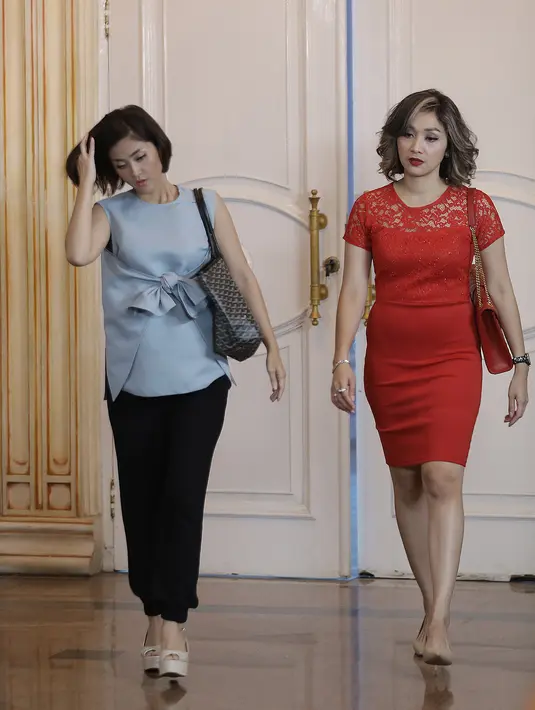 Disamping itu, keduanya juga terlihat serius dalam menghafal dialog. Beberapa kali juga terlihat melakukan dialog dengan kru dan pemain lain. (Galih W. Satria/Bintang.com)