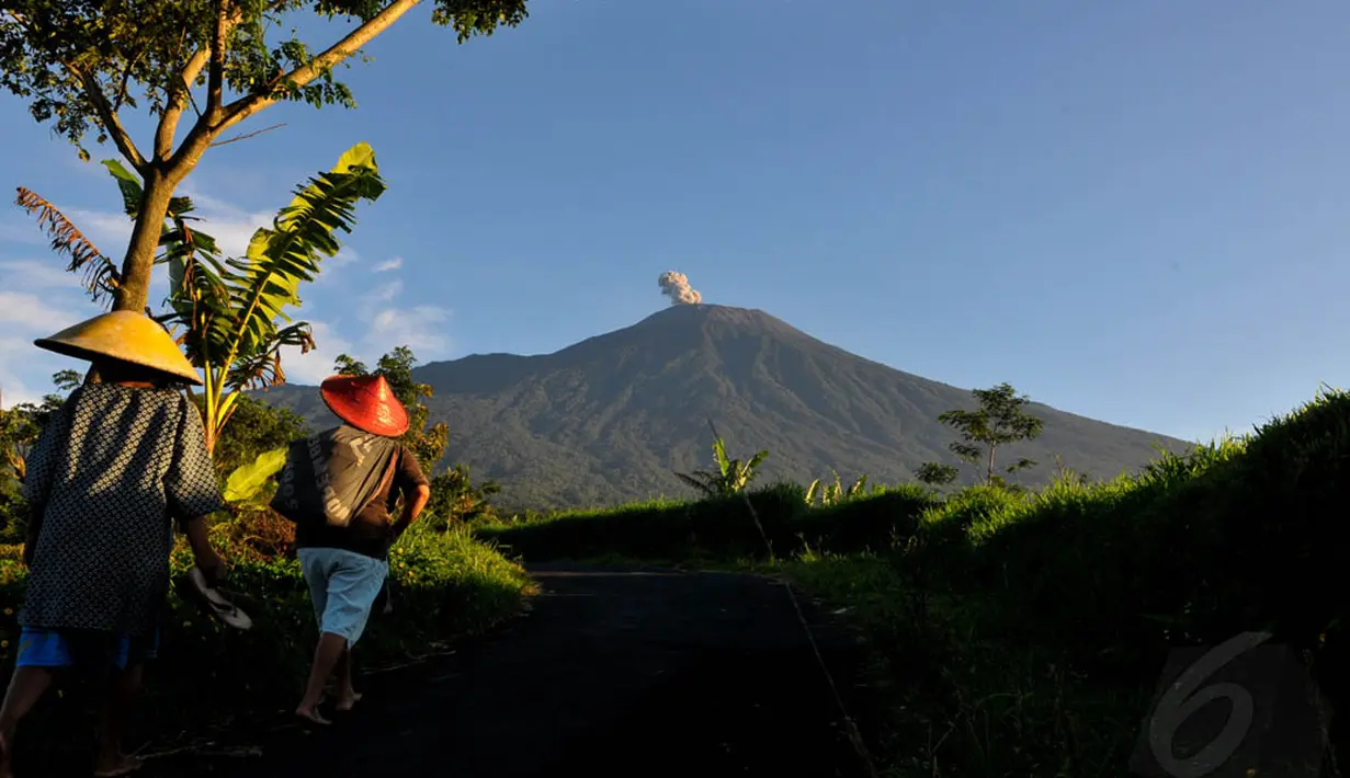 statusnya yang kini berada di level siaga bisa memberikan bencana yang luar biasa dan ditakuti banyak penduduk sekitar bahkan sampai ke daerah-daerah yang jauh sekalipun. (Liputan6.com/Andrian M Tunay)