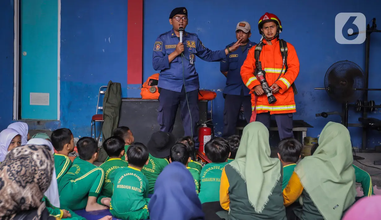 Dalam kesempatan tersebut, para anak-anak TK ini diperkenalkan sejumlah peralatan pemadam. (Liputan6.com/Angga Yuniar)