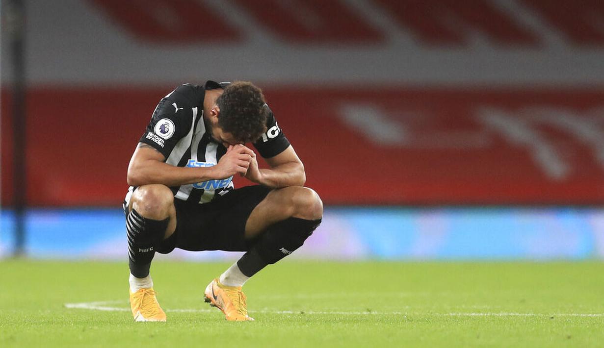 Pemain Newcastle United, Joelinton, tertunduk lesu usai ditaklukkan Arsenal pada laga Liga Inggris di Stadion Emirates, Senin (18/1/2021). Arsenal menang dengan skor 3-0. (Adam Davy/Pool via AP)