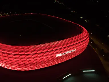 Keindahan lampu LED baru yang terpasang di Stadion Allianz-Arena, Jerman, Rabu (12/8/2015). Pemasangan lampu baru di markas klub Bayern Munchen bertujuan untuk menyambut bergulirnya Bundesliga musim 2015/2016. (EPA/Sven Hoppe)