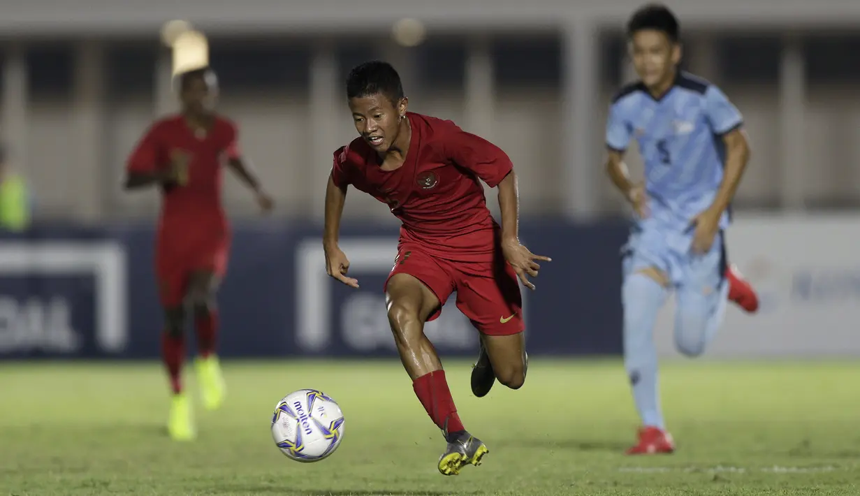 Striker Timnas Indonesia U-16, Ruy Arianto, berebut bola dengan pemain Kepulauan Mariana Utara pada laga babak Kualifikasi Piala AFC U-16 2020 di Stadion Madya, Jakarta, Rabu (18/9). Indonesia menang 15-1. (Bola.com/Yoppy Renato)